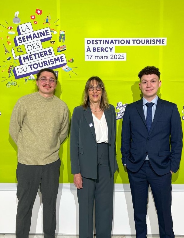 Sylvie Durand, déléguée générale d'INNTO France, accompagnée de deux étudiants, Kylian et Nicolas, lors de la Semaine des Métiers du Tourisme 2025.