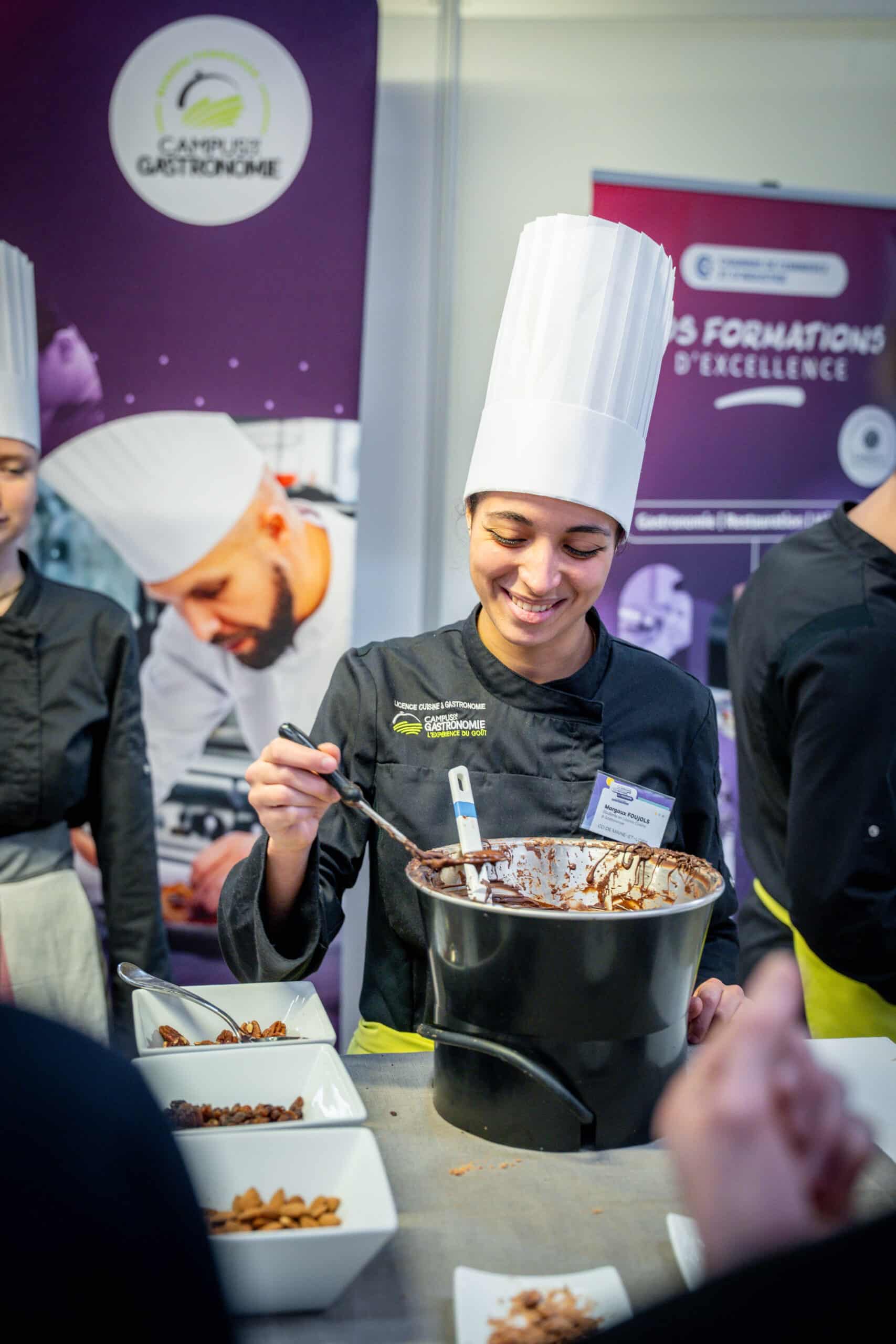 Une apprenante de la CCI de Maine et Loire en formation Cuisine propose une animation autour du chocolat